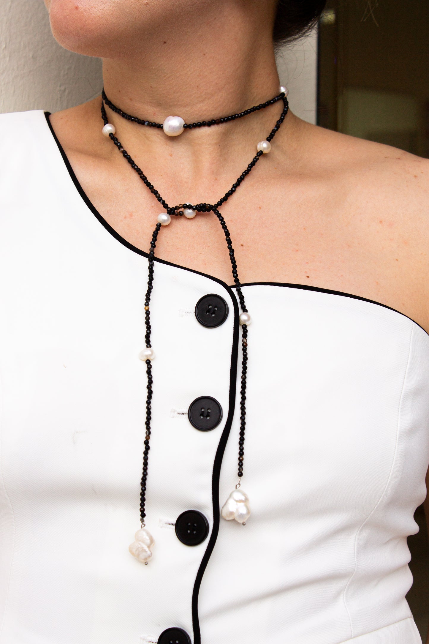 Collar infinito negro con perlas