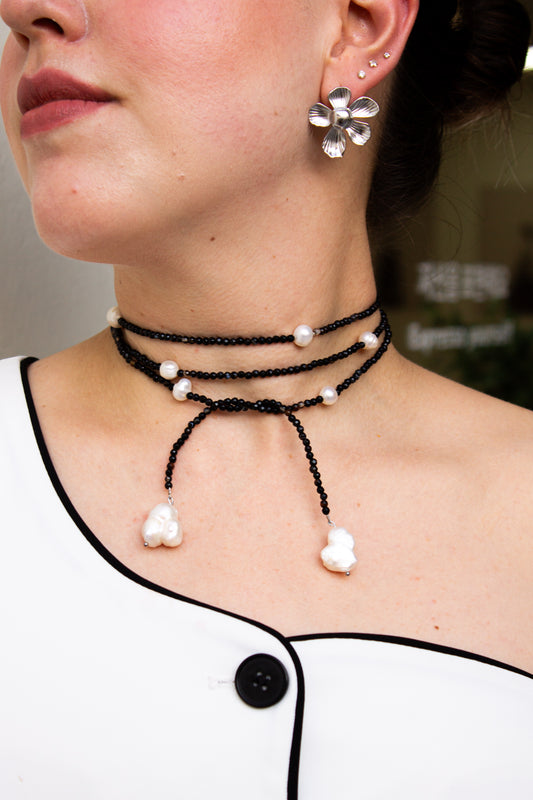 Collar infinito negro con perlas