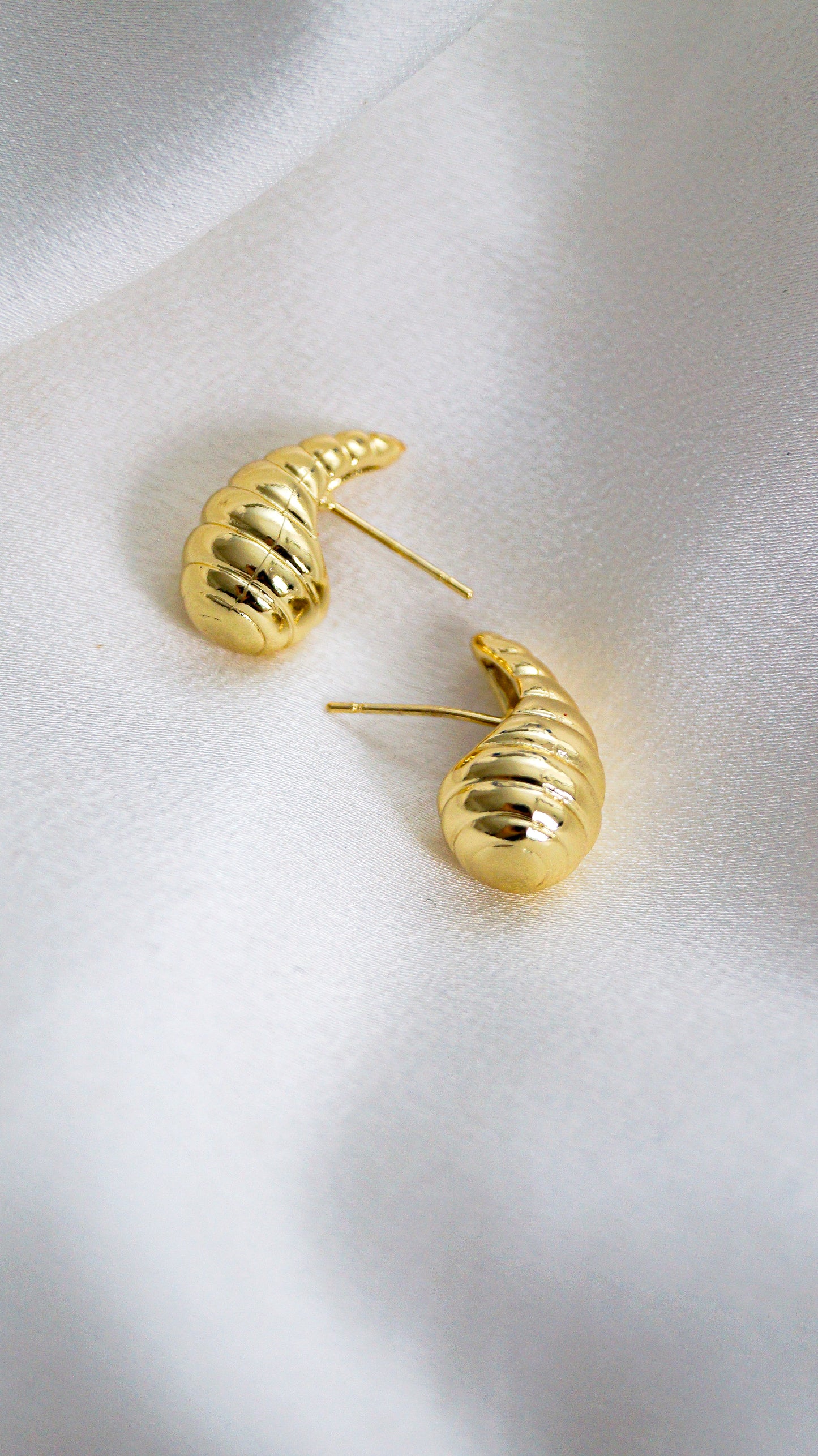 Aretes Estonia minis grabadas doradas