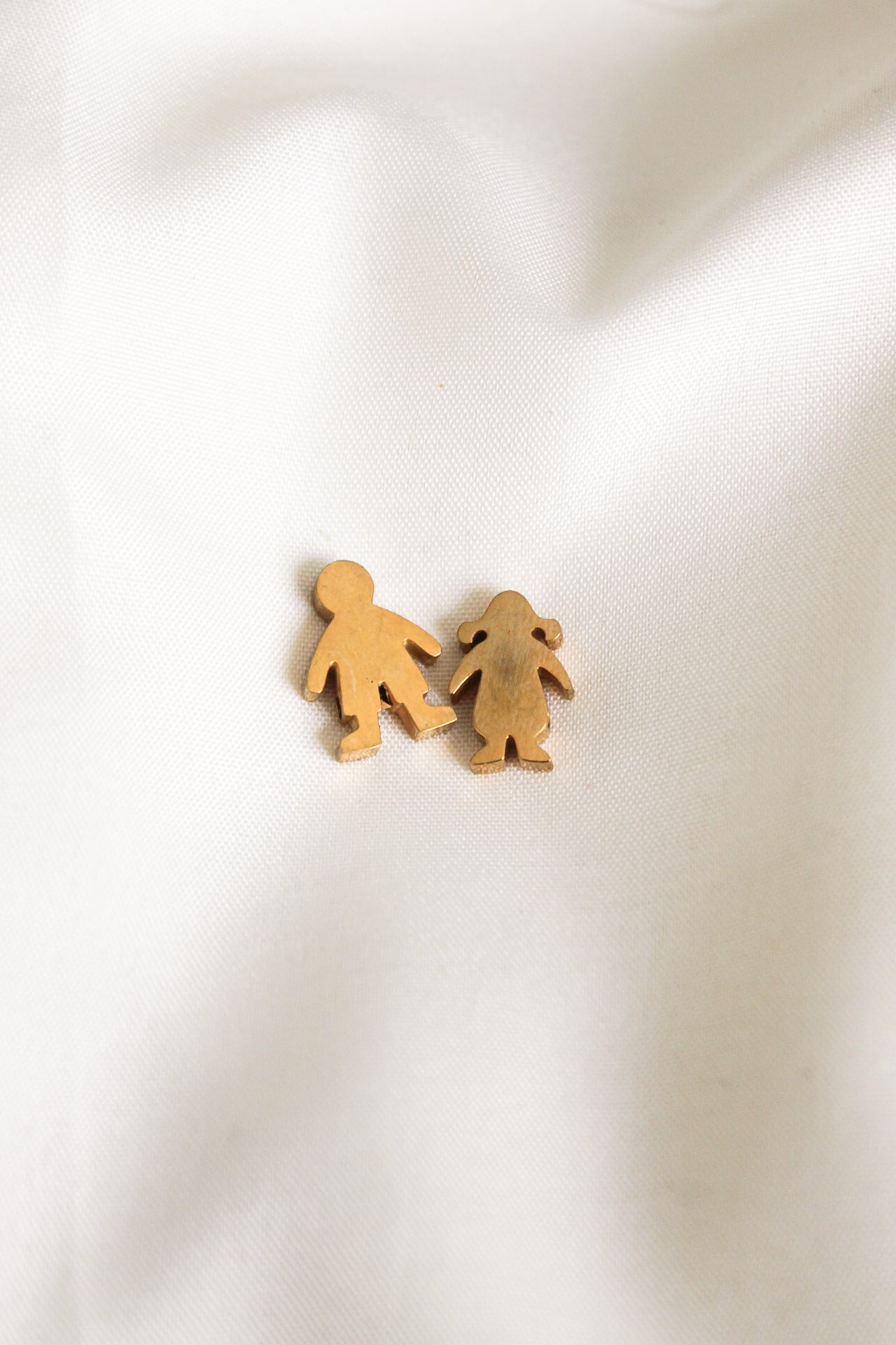 Pulsera de perlas con dijes de niños