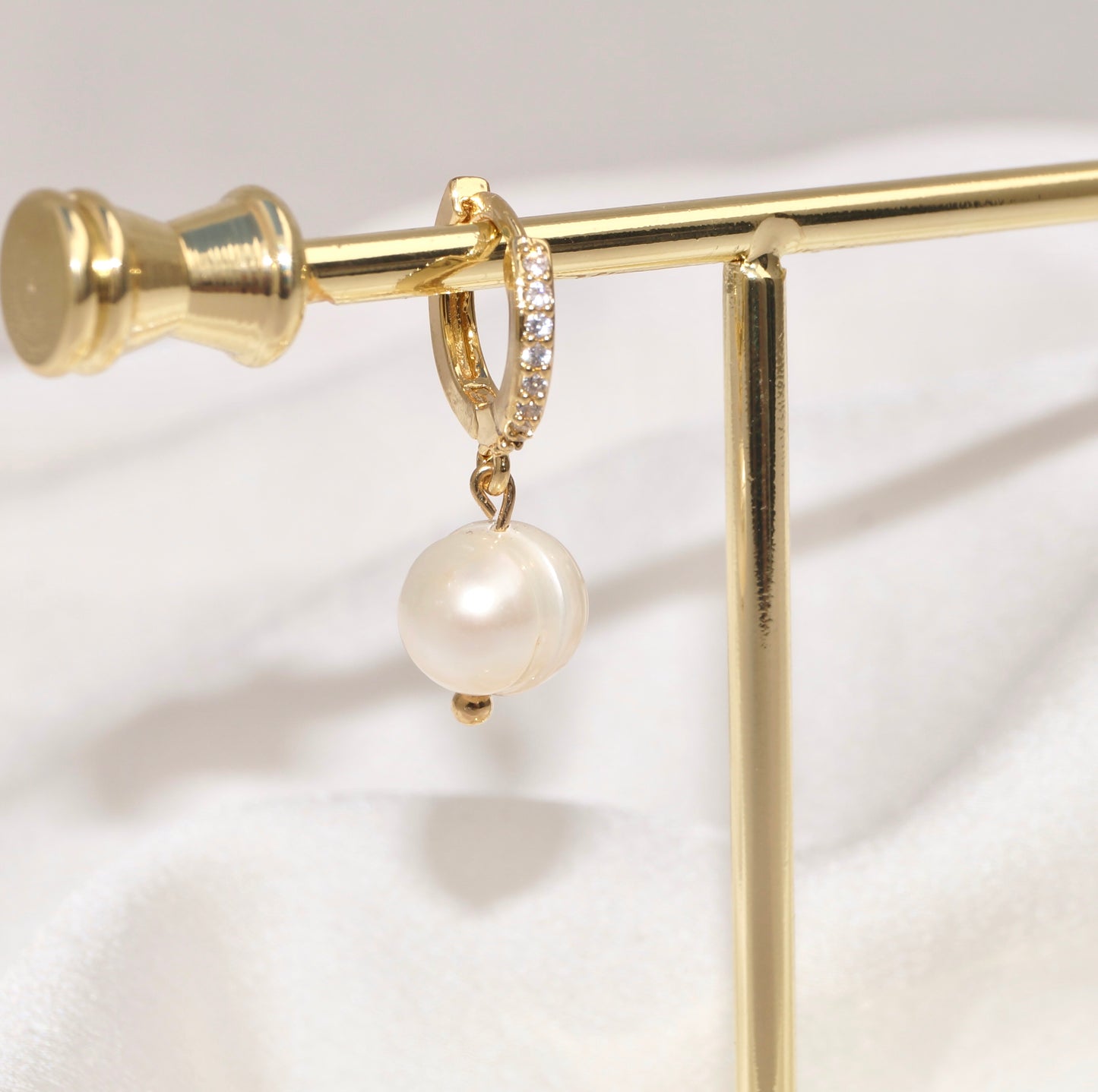 Huggie Charlotte dorado mini