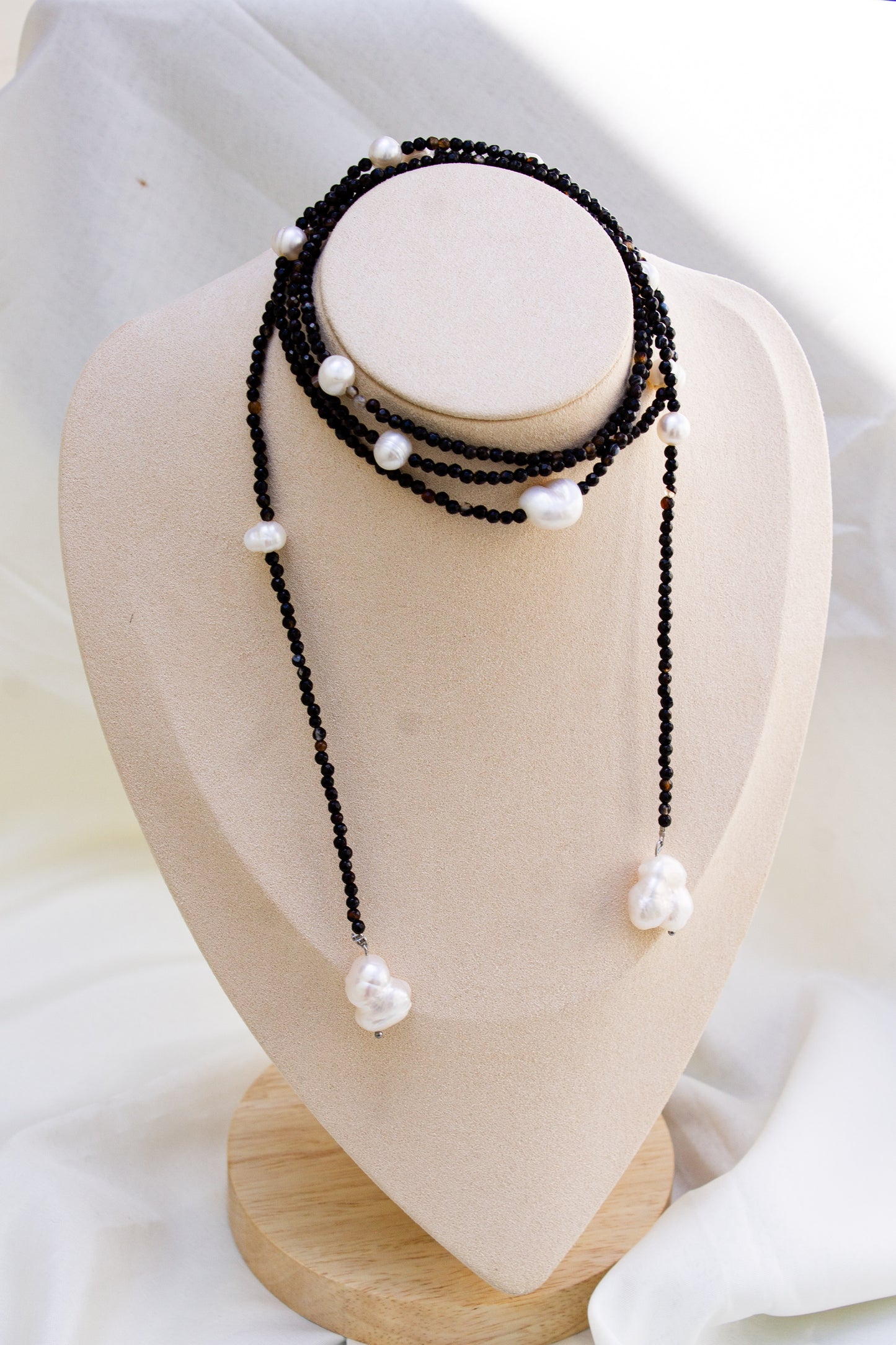 Collar infinito negro con perlas