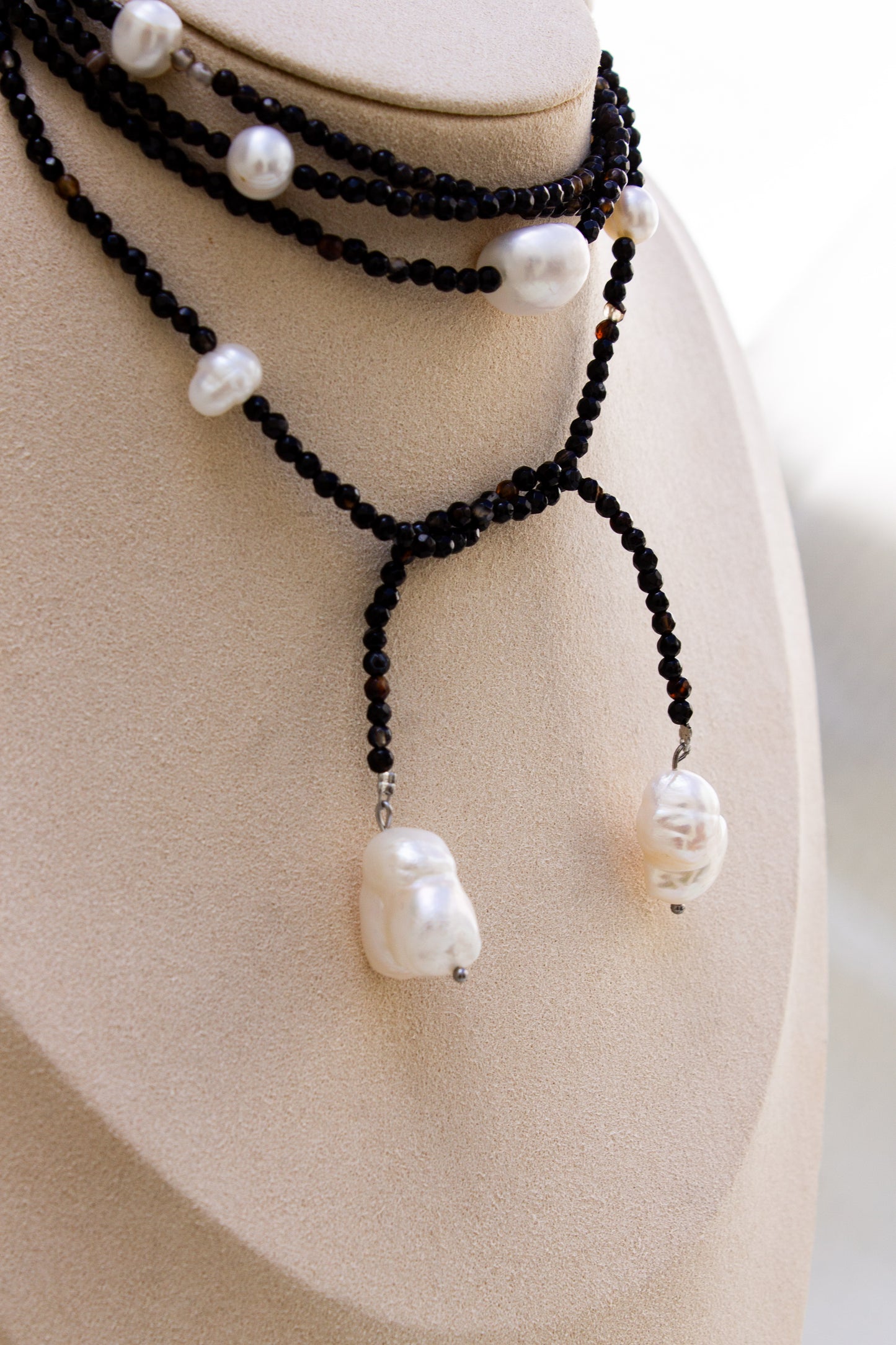 Collar infinito negro con perlas