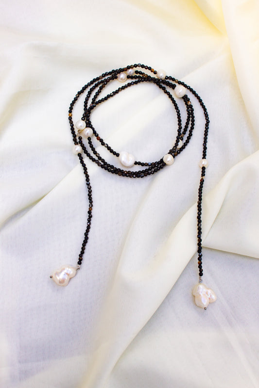 Collar infinito negro con perlas